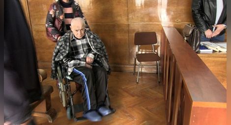 Подсъдимият Джелял Юсеинов беше докаран в съдебната зала на инвалидна количка. 		   Снимка: Русе Медиа