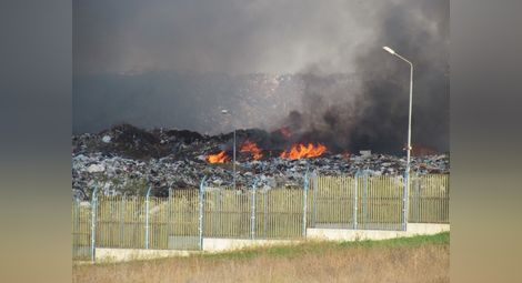 Метан и вятър разпалват нови огнища на сметището