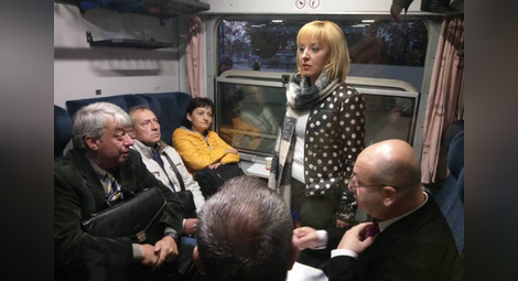 По време на приемната си във влака София-Варна Манолова е приела 117 жалби