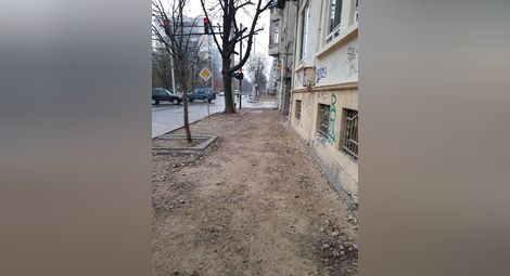 Преди три седмици работници зарязали разкопания тротоар по „Борисова“