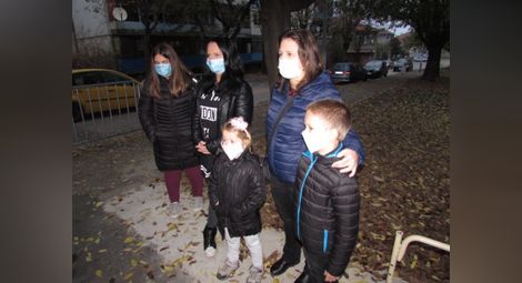 Родители и деца бяха с маски пред училище „В.Левски“ вчера сутринта като протест срещу мръсния въздух.    Снимка: Нова тв