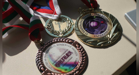 5 медала носят български ученици от олимпиада в Пекин