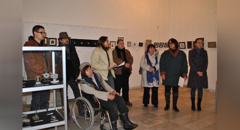 Даниела Максимова /в инвалидната количка/ на откриването на четвъртото биенале на миниатюрата през 2013 г.  Снимка: Архив
