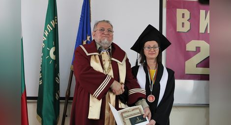 Ректорът на висшето училище проф.Димитър Димитров връчи дипломите на абсолвентите от випуск 2018.        Снимка: Утро