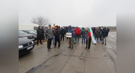 Жители на Тетово и няколко съседни села блокираха отсечката Русе-Кубрат при кръстовището за Смирненски, за да изразят протеста си срещу разбития път.                       Снимка: Русе Медиа
