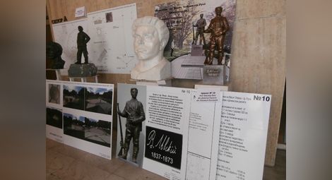 Печално известен министър от кабинета „Орешарски“ проектира паметник на Левски