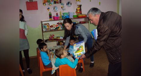 Кметът на Две могили зарадва с книжки децата за Деня на християнското семейство