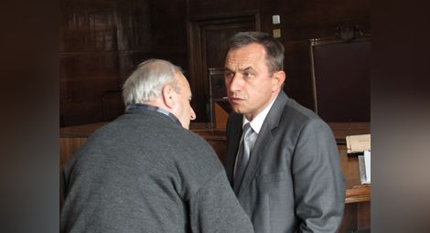 Адвокат Людмил Павлов консултира подзащитния си Петко Илиев в съда малко преди оправдаването му. Снимка:Архив „Утро“