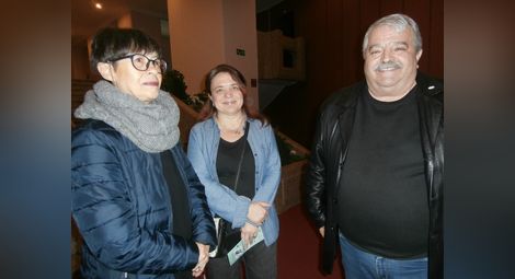 Ива Чавдарова, Светлана Дамянова и зам.-кметът Иван Григоров /отляво надясно/. 			          Снимка: Авторът