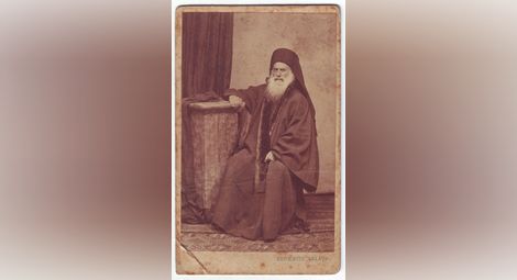 Гръцкият владика Синесий, изгонен от българската общност в Русе през 1863 г. Фотография ок. 1860 г. на Рехниц (Рехнич), Галац