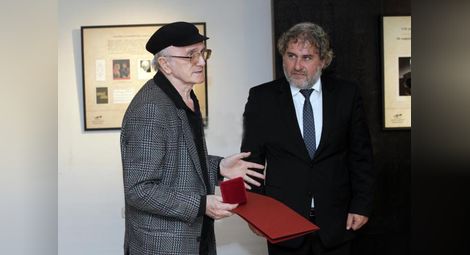 Министърът на културата Боил Банов връчва отличието на именития поет.