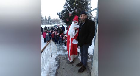 Кметът Бисер Блажев пожела благоденствие, а Дядо Коледа зарадва децата с лакомства.              Снимка: Марий ПЕЙЧЕВ