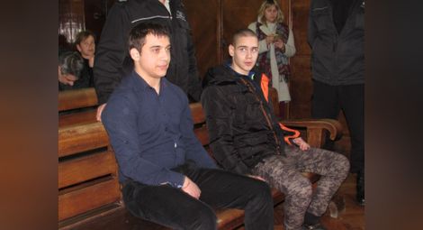 Николай Василев /вляво/ и Деян Цветанов в съдебната зала по време на делото за убийството на 60-годишния таксиметров шофьор Валери Спиридонов.                                        Снимка: Архив
