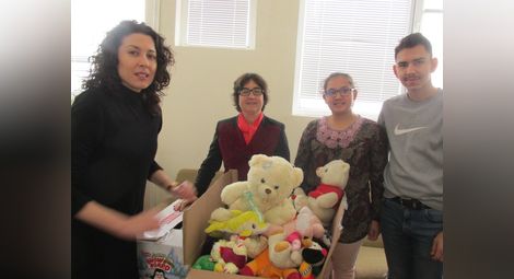 Деца от Сливо поле дариха храна  и играчки за русенчета в риск