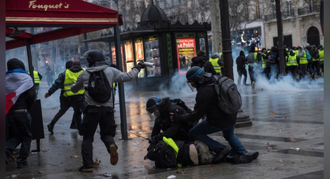 Протестът на "жълтите жилетки” в Париж пак се превърна в погром