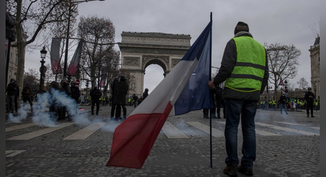 Протестът на "жълтите жилетки” в Париж пак се превърна в погром