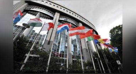 Европарламентът препоръча спирането на еврофондовете за България