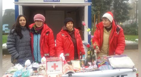 Коледен базар на БЧК събира пари за болни деца