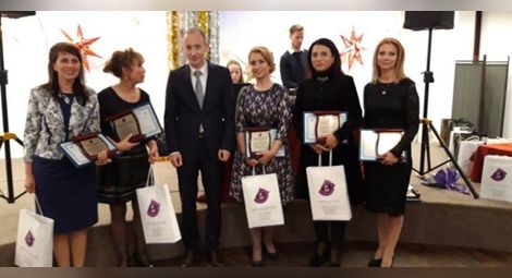 Диана Иванова / втората отдясно наляво/ заедно с министъра на образованието Красимир Вълчев и други наградени учители.          					           Снимка: СБУ
