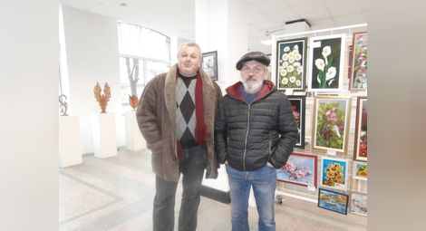 Отляво надясно: Председателят на Дружеството на художниците Николай Колев и художникът Цветан Симеонов.  Снимка: Авторът