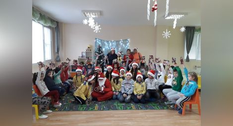 Ученици доброволци зарадваха  децата в „Червената шапчица“