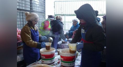 „Коледа за всички русенци“ зарадва  стотици с топла храна и дрехи