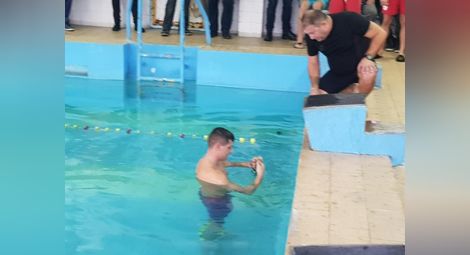 Теодор преплува благотворително  50 км за 16 часа с вързани крака
