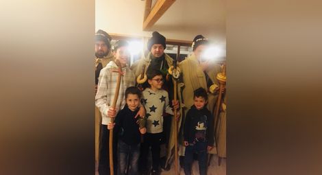Коледарите в Иваново даряват 1200 лева за лечението на малкия Божидар