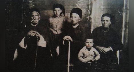 Основоположникът на рода Иван Найденов със семейството на сина си Тодор (сн. от 1930 г.)