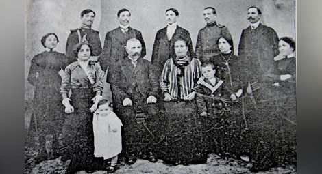 Семейството на сестрата на Иван Найденов-Маринка Манджарова, след Балканските войни (сн. ок.1914 г.)