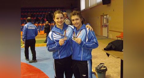 Биляна Дудова /вляво/ и Сезен Белберова се познават добре и от лагерите на националния отбор.                  								  Снимка: Интернет