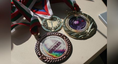 Наши ученици спечелиха 5 медала от олимпиадата по физика в Израел