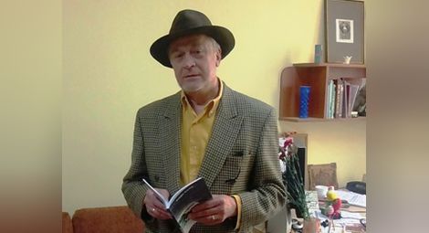 Огнян Стамболиев дари книги на русенската библиотека