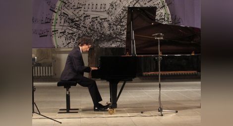 Талантливият пианист Николай Димитров дебютира на фестивала „Варненско лято“