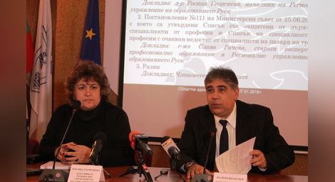 Зам. областният управител Валентин Колев и началникът на РУО Росица Георгиева по време на заседанието.          Снимка: ОА