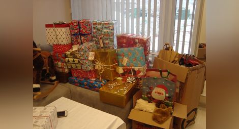 Кутии с подаръци от Франкфурт  зарадваха дечица в „Пинокио“