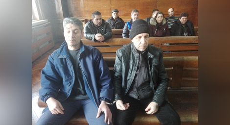 Само клошарят Бейхан Мехмедов /крайният вляво/ и Басри Алиш бяха вчера в съдебна зала по делото за източване на 200 000 лева от сметката на земеделец.                    Снимка: Авторът
