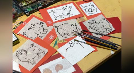 Оги Балканджиев рисува засмени  прасета за Китайската нова година