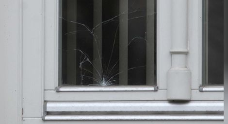 Бурният вятър изпочупи стъклата на гимназията в Сопот