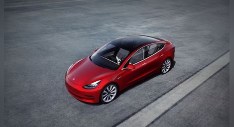 Tesla подарява Model 3 на този, който успее да хакне колата