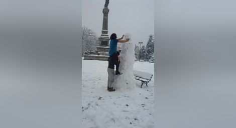 Бъдещи кинезитерапевти изваяха  грамаден снежен човек в центъра