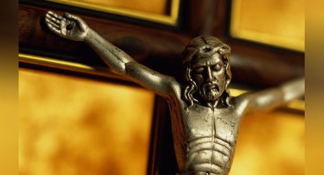 Според Торинската плащеница Христос е разпнат с ръцете нагоре