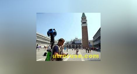 Българин с камера на Гугъл на гръб из Венеция 