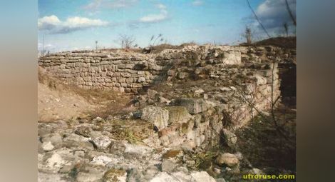 Откриха втора тайна врата на крепостта "Ковачевско кале" край Попово