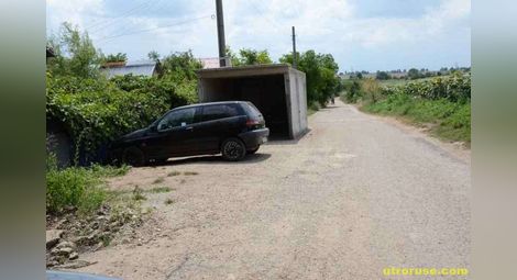 Розов гараж цъфна на основния път във вилната зона Астарджийка
