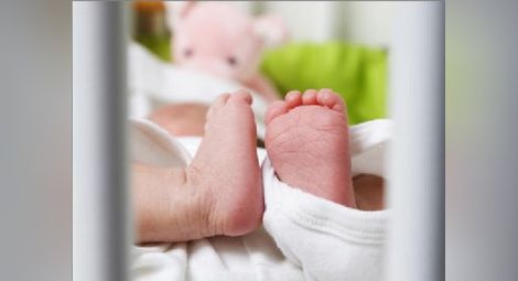 Осъдиха 7 българи, продали бебе на гръцки полицаи