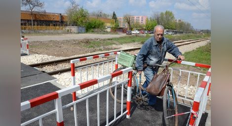 Нов лабиринт на жп линия тесен за детски колички и велосипеди