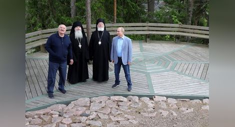Путин влезе в манастир с маратонки за 976 долара