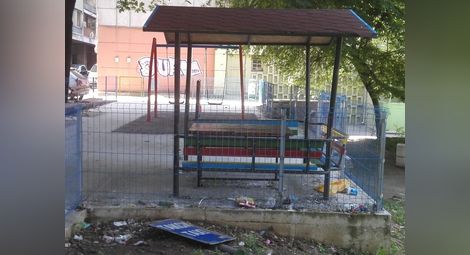 Детска площадка превърната в сборище на шумни младежи