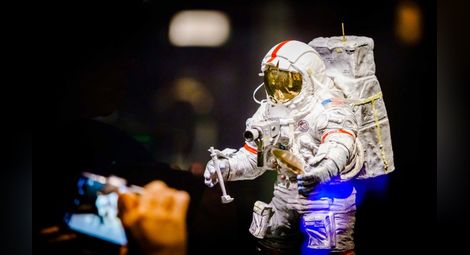 САЩ ще оставят астронавти на Луната